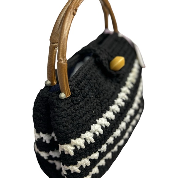 VINTAGE INSPIRED BLACK WHITE CROCHET HANDBAG, WOODEN BUTTON CLOSURE, 2 HANDLES - Picture 4 of 11